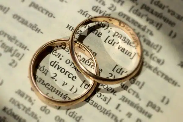 Image of rings removed before divorce mediation Dorchester